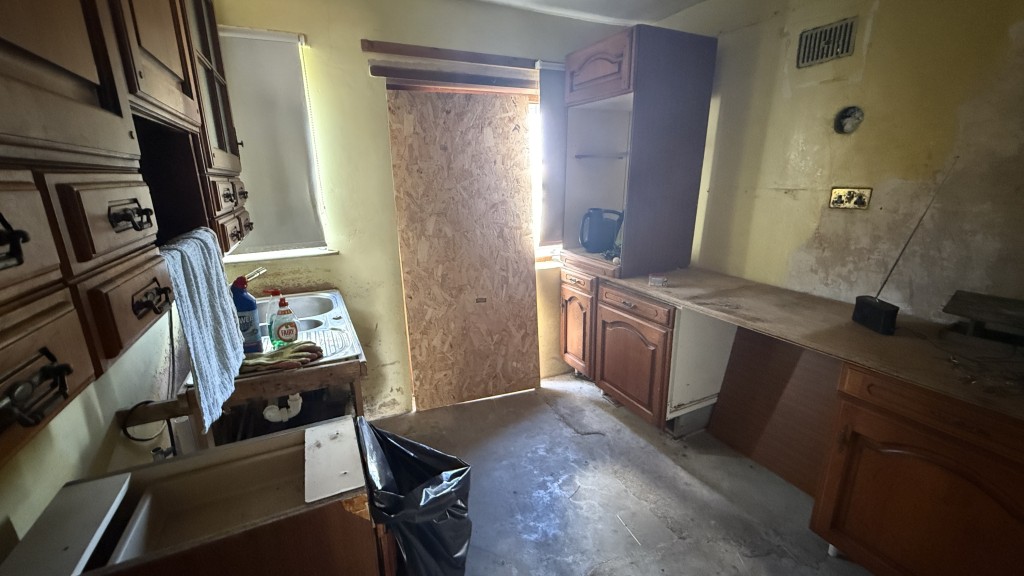 Lot: 39 - SEMI-DETACHED HOUSE FOR REPAIR AND REFURBISHMENT - Internal image of kitchen
